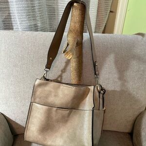 Pockets galore!  Vegan leather. Brass feet.  Good rings. Tan zipper.